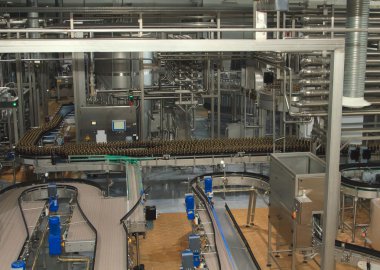Plastik su şişeleri üzerinde konveyör