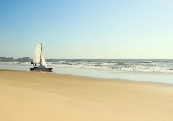Boot op een verlaten strand — Stockfoto