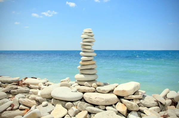 Stack av zen stenar på stranden — Stockfoto