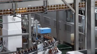 Plastik su şişeleri üzerinde konveyör