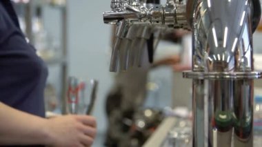 yarım litre bira çekerek barmen