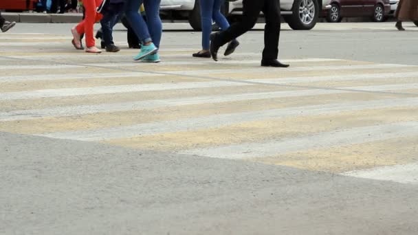 People cross the road at a pedestrian crossing. — Stock Video