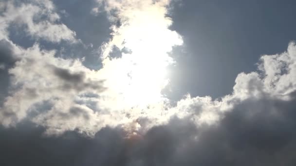 Chmury zasłonięte słońce przed burzą — Wideo stockowe