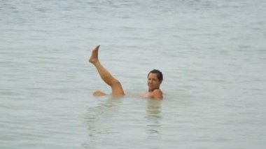 Genç ve güzel kadın sakin denizde