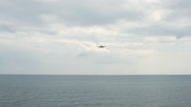 Havaalanında açılış jet uçağı