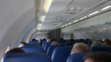Koltuklarda yolcu olan uçağın içi..