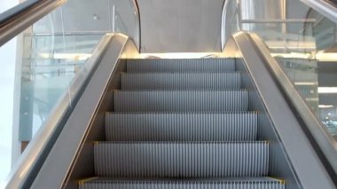 Boş yürüyen merdiven merdiven logo uyarıyla kadar hareketli