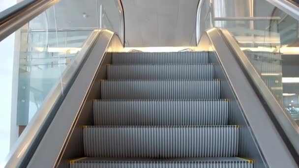 Escalier escalator vide se déplaçant vers le haut avec avertissement logo 