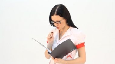 Pano ile gözlüklü kadın doktor