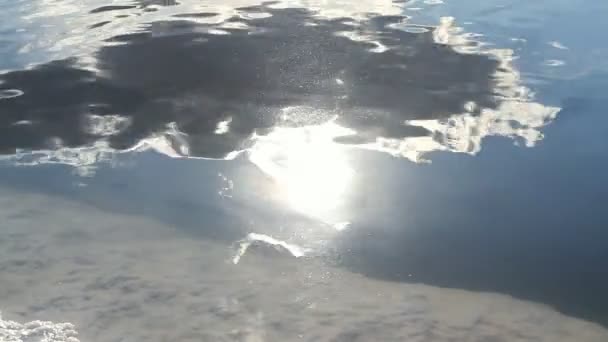 Reflexão do céu ensolarado com nuvens no lago de salmoura de sal — Vídeo de Stock