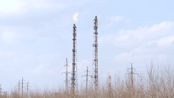 Refinería fuego gas antorcha sobre el cielo — Vídeo de stock