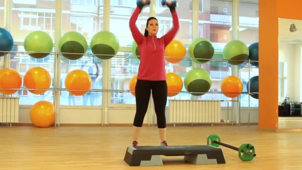 Ung kvinna som motionerar med hantlar — Stockvideo