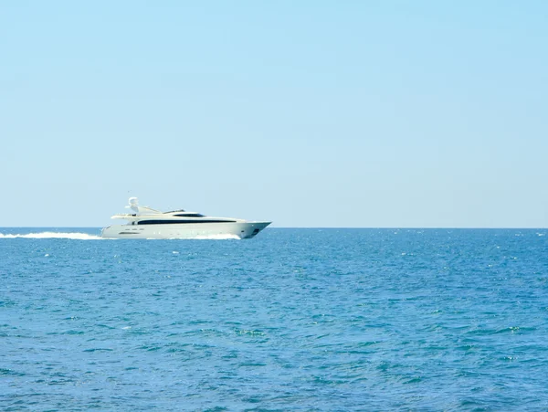 Luxusní bílé rychlost jachta v otevřených vodách plný chod — Stock fotografie