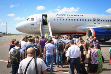 Volgograd, Rusya Federasyonu - 07 Ağustos 2015: yatılı airplaine insanlar