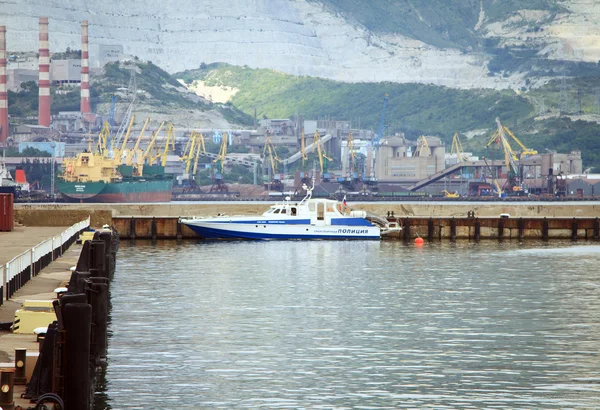 Police de la circulation des bateaux amarrés à la jetée sur le front de mer Novorossiysk . — Photo