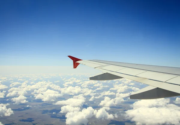 Wing of airplane from window — Stock Photo, Image