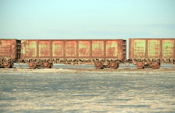 Oude roestige trein auto's met stalactieten zout — Stockfoto
