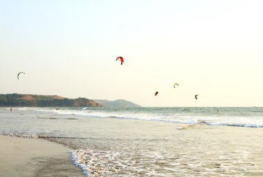 Kitesurf denizde insanlar binmek