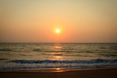 Gün batımı ile akşam sahnede deniz