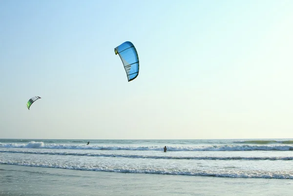 Kiteboarder desfrutar de surf no mar — Fotografia de Stock