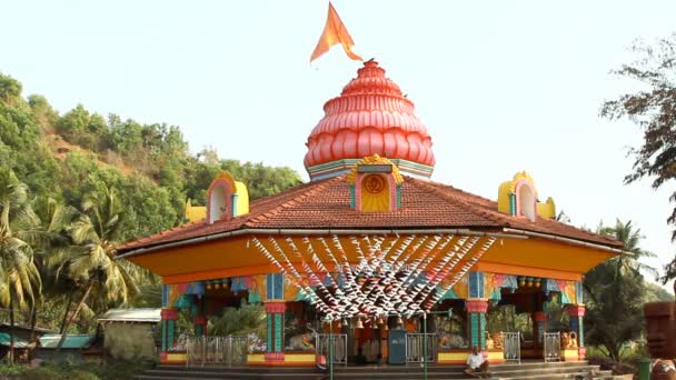 Goa, Indien - 22 februari 2015: Buddha templet i Indien i solig dag — Stockvideo