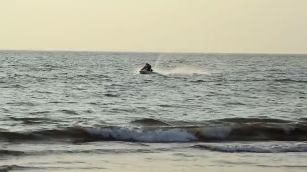 Goa, India - 24 de febrero de 2015: Joven navegando en un jetski en un día soleado — Vídeos de Stock