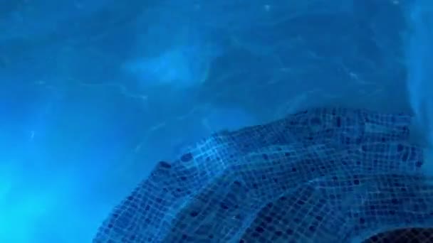 Zwembad in luxehotel in de nacht — Stockvideo