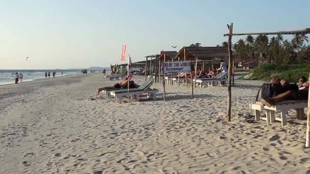 Niet-geïdentificeerde mensen ontspannen op het strand. — Stockvideo