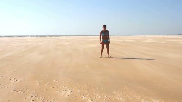 Feliz joven mujer saltando en la playa — Vídeos de Stock