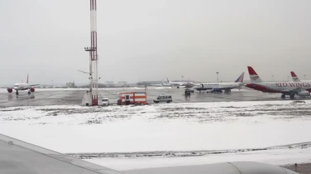 Uitzicht vanaf vliegtuig naar de luchthaven. — Stockvideo