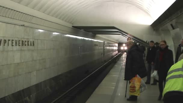 Поезд прибывает на станцию метро "Тургеневская" . — стоковое видео