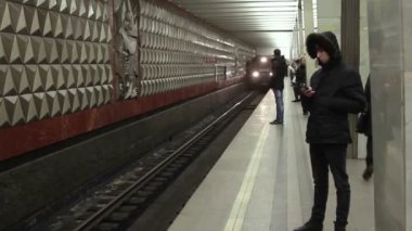 Moskova metro istasyonunda Molodezhnaya tren geldiğinde.
