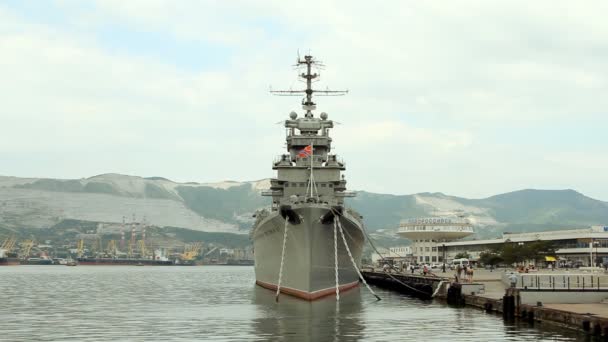 El crucero amarrado en Novorossiisk en el paseo marítimo central . — Vídeos de Stock