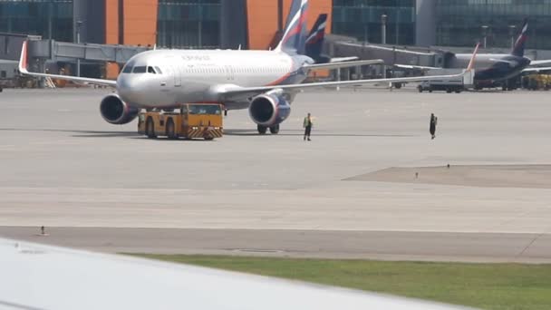 Velké dopravní cestujících letadla a servisní auta jezdit na airdrome — Stock video