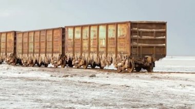 Eski paslı tren vagonları tuz sarkıt ile