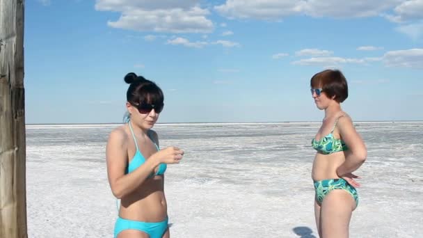 Люди отдыхают на экзотическом соленом озере Баскунчак — стоковое видео