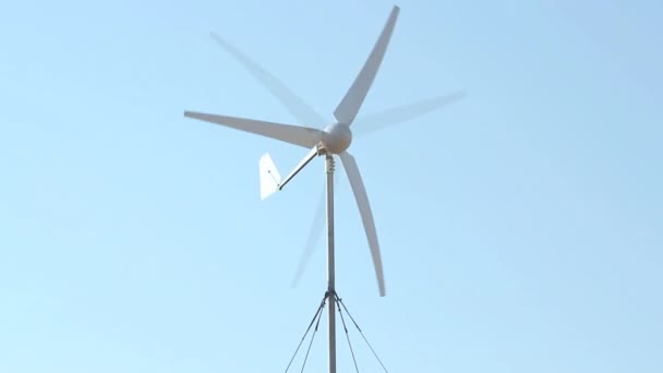 Řada větrné elektrárny generátor nad sky — Stock video