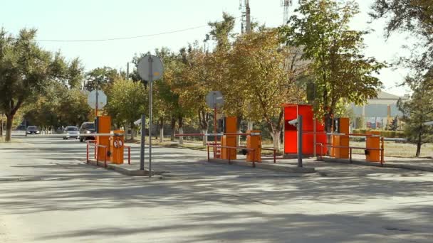 Automatische veiligheidsbarrière op de parking in internationale luchthaven Volgograd. — Stockvideo