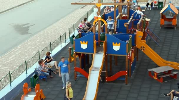 Los niños jugando en el gran patio de recreo divertido — Vídeo de stock
