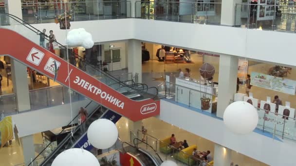 Εσωτερικό του σύγχρονο εμπορικό κέντρο Komsomall. — Αρχείο Βίντεο