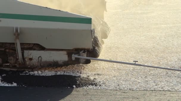 Colocación de pavimento de asfalto utilizando equipo especial . — Vídeos de Stock