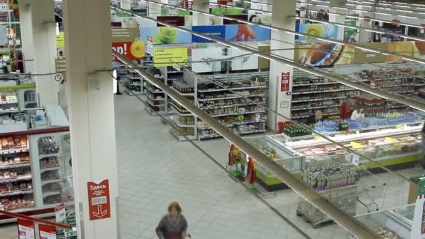 Mensen winkelen in hipermarket Karusel — Stockvideo
