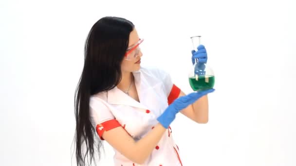 Laboratory assistant analyzing a liquid — Stock Video