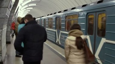 Moscow, Rusya Federasyonu - 07 Mart 2015: tren okuldan ayrılırken, Moskova metro istasyonu Shelkovskaya.
