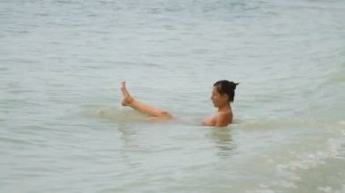 Genç ve güzel kadın sakin denizde