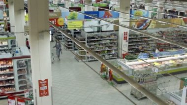 Volgograd, Rusya Federasyonu - 04 Ekim 2015: insanlar hipermarket Karusel alışveriş.