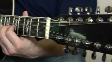 akustik gitar çalmaya en iyi oyuncusu. gitarist elleri ile müzik aleti