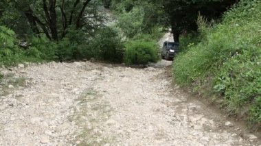 Rostov on Don, Rusya Federasyonu - 13 Haziran 2014: Suv için geçilmez çamur dağın içine sürücüler.