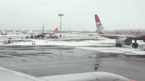 Moscow, Rusland - 05 maart 2015: uitzicht vanaf vliegtuig naar de Domodedovo International airport. — Stockvideo