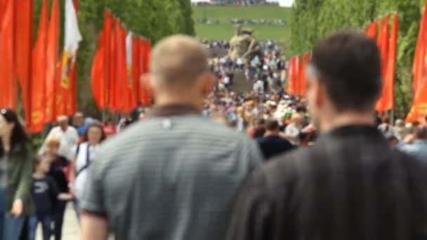 Wolgograd, Russische Föderation - 09. Mai 2015: Menschenmenge erhebt sich auf dem Mamajew-Kurgan. Unscharf. — Stockvideo